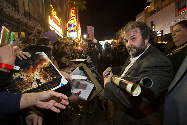 Сценарист, продюсер и режиссер фильма Питер Джексон раздает автографы поклонникам