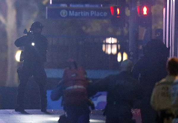 В ночь на понедельник вооруженный мужчина захватил заложников в кафе Lindt на улице Мартин Плейс в деловом районе Сиднея.