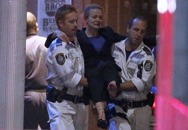 Захвативший заложников мужчина выдвинул требования - встретиться с премьер-министром Тони Эбботом, а также, чтобы ему принесли флаг "Исламского государства"