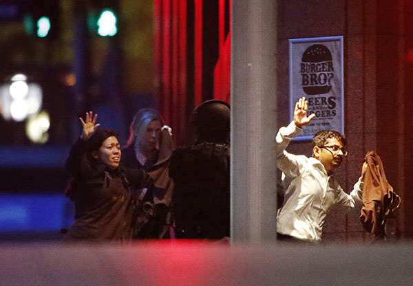 Тони Эббот собрал экстренное заседание Комитета национальной безопасности, чтобы разработать план действий. Он предложил "всю возможную помощь и поддержку" главе штата Новый Южный Уэльс. По итогам совещания премьер заявил, что захват заложников имеет политические мотивы.