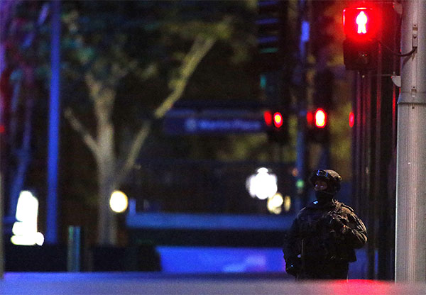 Захватил кафе местный исламский активист Мэн Монис, более известный как шейх Харон. Он родился в 1964 году в Иране. В 1996 году переехал в Австралию, заявив, что подвергся преследованию со стороны местных властей.