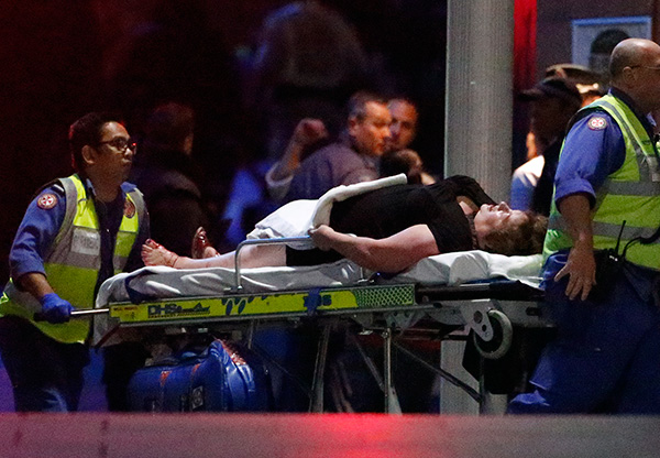 Операция по освобождению началась после того, как люди начали выбегать из здания спустя 17 часов после захвата. Смогли они выйти сами или их освободил захватчик, пока не известно.