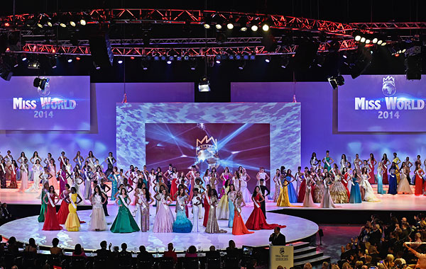 Участницы конкурса в лондонском выставочном центре ExCel