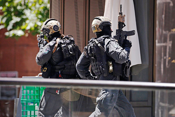 Полицейские на территории торгового центра Martin Place, где располагается кафе Lindt