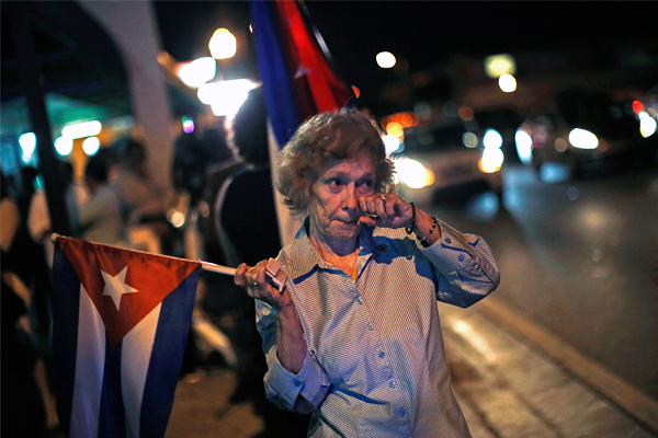 Не для всех вчерашняя весть была радостной. На фото - противница режима Кастро из числа кубинских беженцев, которая вышла на демонстрацию в Майами. Против восстановления отношений с Кубой уже высказались некоторые представители Конгресса США.