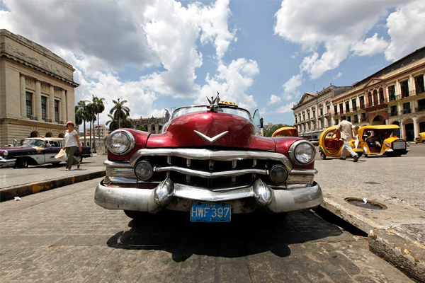 Как известно, по улицам Гаваны и других кубинских городов ездит большое количество ретроавтомобилей. Преимущественно это машины, выпущенные в США в пятидесятых годах прошлого века. Экономическая блокада Кубы привела к тому, что после революции в 1959 году автомобильная техника практически не ввозилась, так что старинные автомобили служат в качестве транспорта своим владельцам, а также используются как такси. Кубинское правительство открыло страну для импортных машин еще в 2013 году, однако именно заявление США о начале нормализации торговых отношений с Кубой вселило во многих уверенность, что Остров Свободы вскоре лишится одной из своих самых характерных особенностей.
