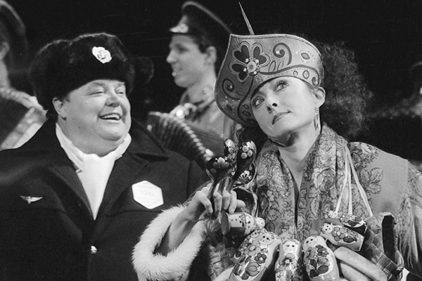 Народные артисты Анастасия Вертинская и Вячеслав Невинный в сцене из спектакля "Перламутровая Зинаида". 1987 год.