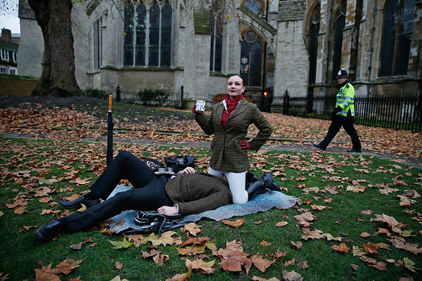 Участники акции протеста против принятия новых законов о запрете порнографии перед зданием парламента в Лондоне