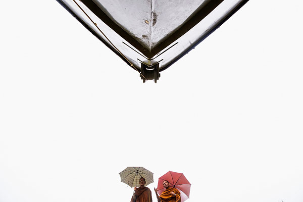 Буддийские монахи во время посещения мемориала памяти жертв цунами в Као-Лаке. В результате природной катастрофы в 2004 году в Таиланде погибли более 5300 человек.