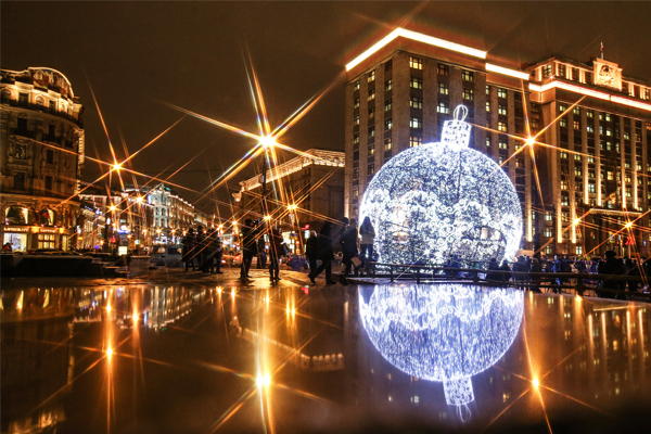 Елочный шар из 9,5 километров светодиодных гирлянд на Манежной площади