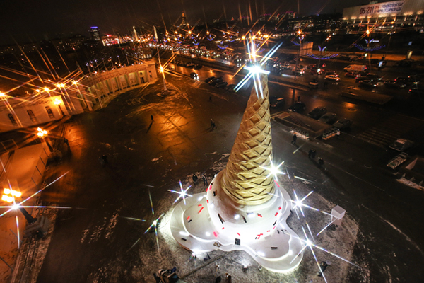 Вид на паблик-арт елку в виде скульптурного объекта "Рожок" у входа в Парк Горького