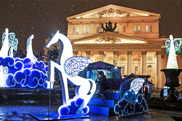 Новогодняя инсталляция перед зданием Большого театра
