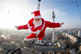 Парящий на высоте 98 метров Санта на вершине отеля в центре Берлина