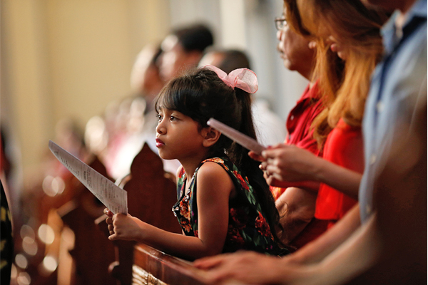 Индонезийская девочка во время рождественской мессы в Джакарте