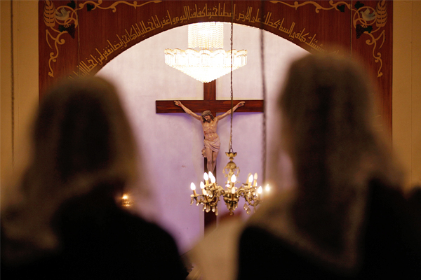 Иракские христиане молятся во время мессы в католической церкви в Багдаде