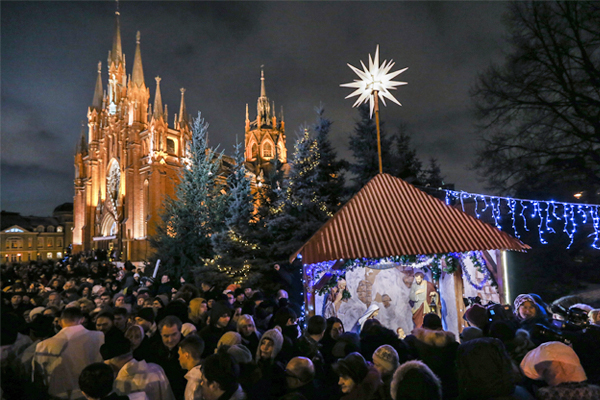 Во время мессы у Римско-католического кафедрального собора Непорочного зачатия пресвятой Девы Марии в Москве