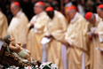 Кардиналы молятся у статуи младенца Иисуса в Ватикане