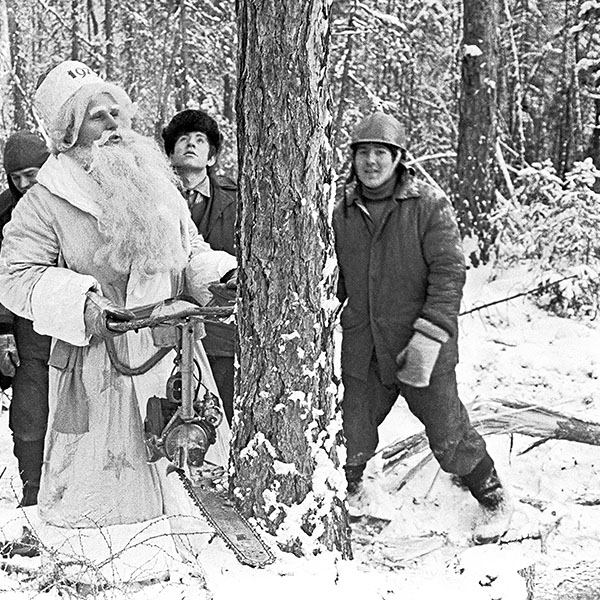 Иркутская область. Дед Мороз в поселке Магистральный выступает в качестве лесоруба. 1974 год.
