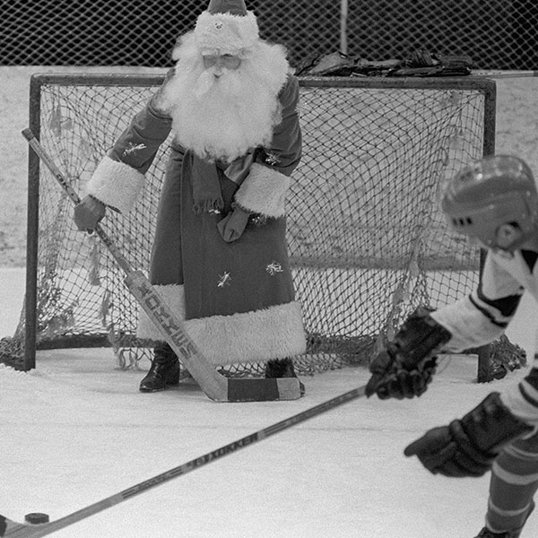 Дед Мороз играет в хоккей с воспитанниками детской спортивной школы. 1982 год. Киев.