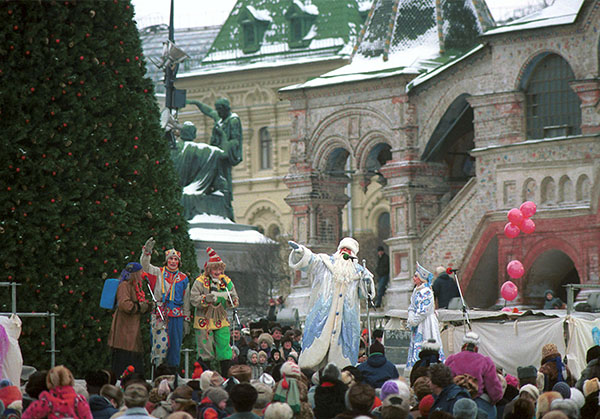 Новогодние представления для детей и взрослых на Васильевском спуске. В гости к ребятам пришли персонажи русских народных сказок во главе с Дедом Морозом и Снегурочкой. Москва, 1993 год..