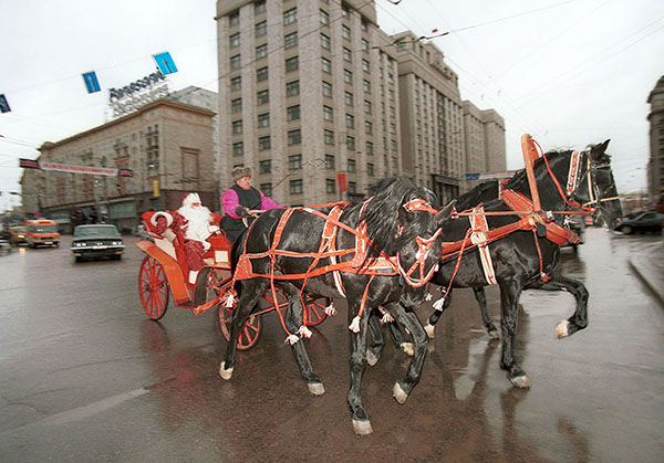 Дед Мороз приехал из Великого Устюга, на Манежной площади его встретит мэр столицы Юрий Лужков. Встреча сопровождалась концертной программой, зажжением новогодней елки, фейерверком. Москва, 1998 год.