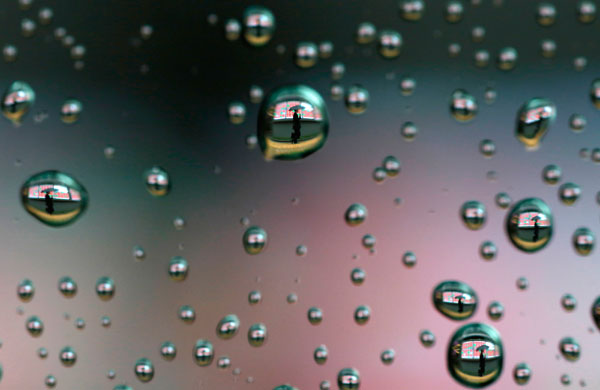 Отражения в каплях дождя на автомобильном стекле