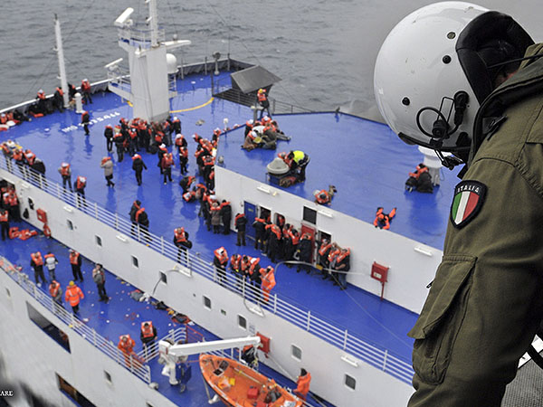 Капитан судна принял решение об эвакуации пассажиров. Спасательные работы затруднены из-за шторма.