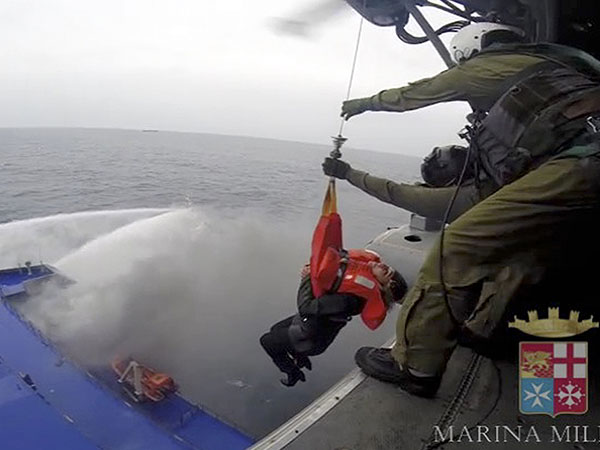 "Согласно предоставленным спискам, среди пассажиров были два человека, которые зарегистрировались как граждане России", - сказали "Интерфаксу" в воскресенье в посольстве России в Греции.