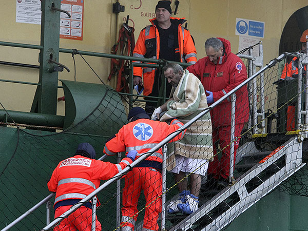 Один из пассажиров Norman Atlantic утверждает, что видел тела четырех погибших. Власти Италии пока не подтверждают такие данные.