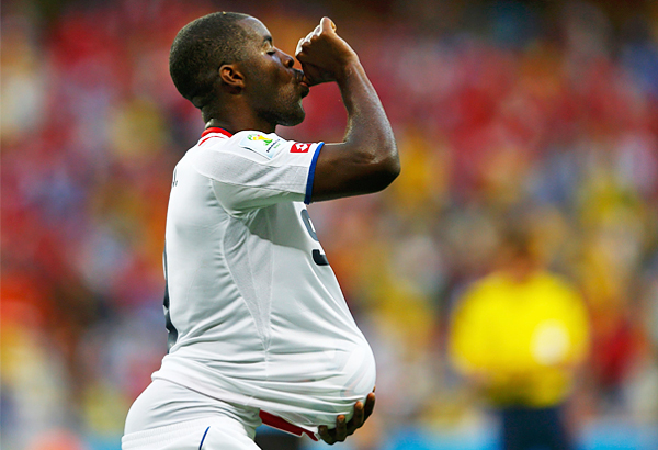 Игрок сборной Коста-Рики Джоэл Кэмпбелл празднует гол в ворота Уругвая в групповом матче чемпионата мира в Бразилии. Страшно представить, что могло бы произойти, выбери он дротики вместо футбола.