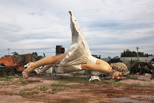 Гигантская статуя актрисы Мэрилин Монро на свалке в Гуанси, Китай. Видимо, статую решили положить, чтобы желающие получить ответ на вопрос "а что же там?" не стали случайно клиентами китайской медицины.