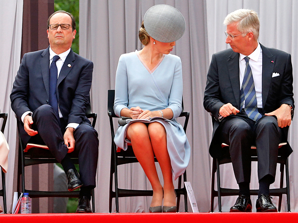 Президент Франции Франсуа Олланд, королева Бельгии Матильда и король Филипп во время памятной церемонии, посвященной 100-летию начала Первой мировой войны. Чего только не сделаешь, чтобы быть заметным на фоне королевской семьи. неизвестно вообще, попал бы Олланд на это фото, не прибегни он к этой хитрости.