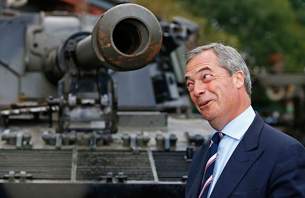 Лидер Партии независимости Великобритании Найджел Фараж во время посещения танкового музея в Манчестере. Остается только догадываться, какие мысли его посетили в этот момент.