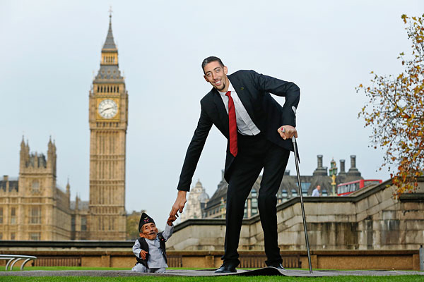 Самый низкий и самый высокий человек на планете приветствуют друг друга на празднике в честь Всемирного дня рекордов Гиннесса в Лондоне. Странно, что встретившись, они не аннигилировали.