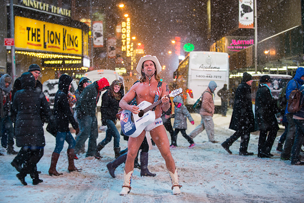 Роберт Берк, также известный по кличке "Голый ковбой", выступает в снежную бурю на Таймс-Сквер в Нью-Йорке. Глядя на эту картинку, радуешься тому, что некоторым из наших звезд уже не надо искать популярности схожим образом. Да и вообще - не надо.