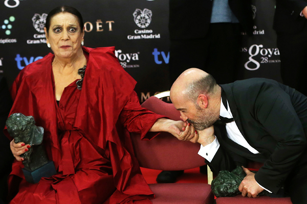 Актер Хавьер Камара и актриса Тереле Павес на церемонии вручения национальной испанской кинопремии "Гойя" в Мадриде. Видимо, так должен действовать хороший маникюр: его должны хотеть съесть!