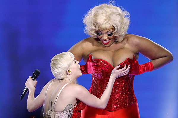 Концерт американской певицы Майли Сайрус на лондонской площадке O2 Arena. Что ж, все хотят прикоснуться к прекрасному, но удается, увы, не всем.