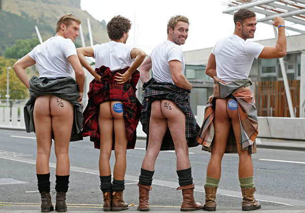 Речь идет о ставках на результаты референдума о независимости Шотландии. Попробуйте придумать смешной комментарий к картинке с четырьмя голыми мужскими задницами. Вот и мы не смогли.