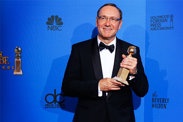 Кевин Спейси с наградой "Лучший актер в драматическом сериале"