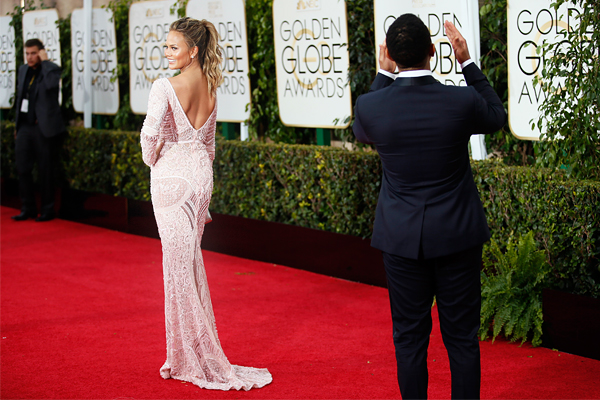 Певец Джон Ледженд с женой Крисси Тейген на красной дорожке премии "Золотой глобус"