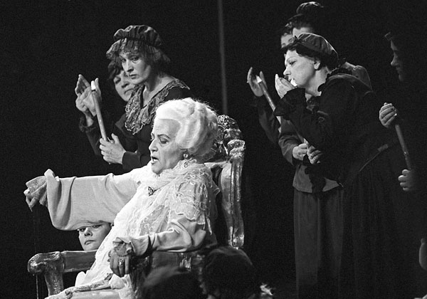 Елена Образцова в роли графини в опере П.И.Чайковского "Пиковая дама". 1982 год.