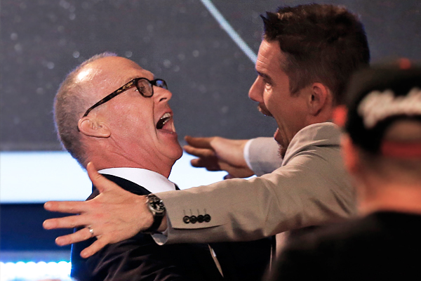 Актер Итан Хоук (справа) поздравляет Майкла Китона с победой в номинации "Лучший актер"