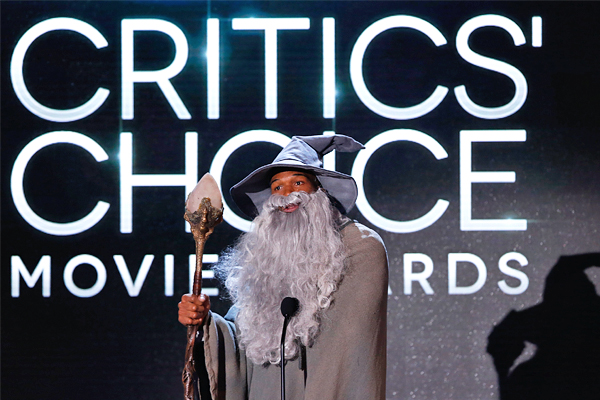 Ведущий церемонии Майкл Страхан в образе персонажа фильма "Властелин колец" Гэндальфа