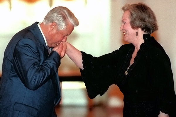 Борис Ельцин поздравляет актрису кино Римму Маркову с присвоением ей почетного звания народной артистки РФ, 1995 год