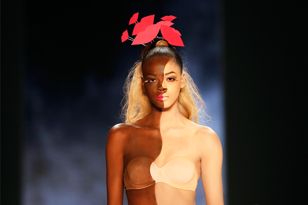 Модель во время шоу Maybelline New York на Берлинской неделе моды