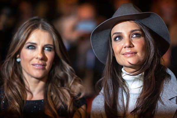 Британская актриса Элизабет Херли (слева) и американская актриса Кэти Холмс на Неделе моды в Берлине