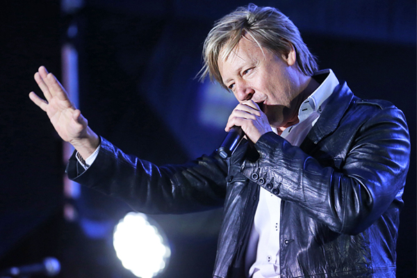 Актер Дмитрий Харатьян во время выступления на концерте, посвященном референдуму в Крыму, на площади Ленина в Симферополе, 2014 год