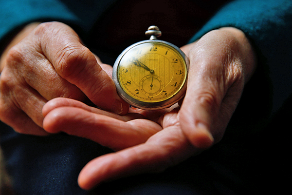 80-летняя Эльжбета Собчинска держит в руках часы отца, хранившиеся у ее брата в период пребывания в лагере. Во время Варшавского восстания в 10-летнем возрасте она была отправлена &#8203;&#8203;вместе с матерью и братом в лагерь в Прушкуве, а затем их перевезли в Освенцим, где разделили по блокам для женщин, девочек и мальчиков.