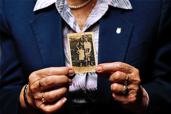 Бывшая узница концентрационного лагеря, 82-летняя Мария Строинска, держит в руках семейную фотографию, сделанную до войны. Марии было 12 лет, когда во время Варшавского восстания она и ее сестра были отправлены в лагерь в Прушкуве, после чего ее одну переправили на поезде в Освенцим.