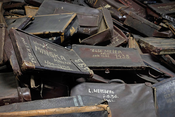 Личные вещи заключенных, сохранившиеся на территории бывшего лагеря Аушвиц